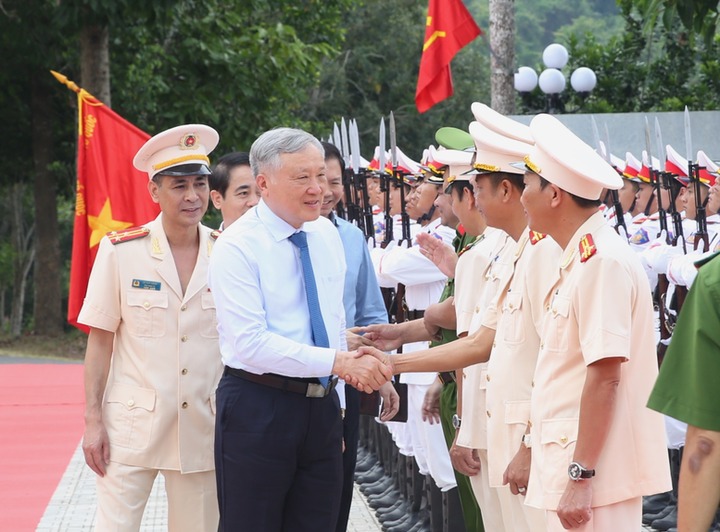 Phó Thủ tướng Thường trực Nguyễn Hòa Bình thăm hỏi, trò chuyện với cán bộ, chiến sĩ Trại giam A2. (Ảnh: VGP/Nguyễn Hoàng)