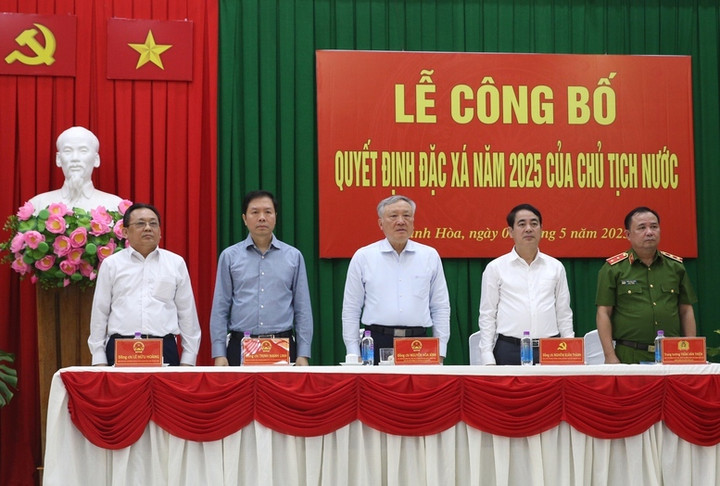 Phó Thủ tướng và các đại biểu dự lễ công bố Quyết định đặc xá năm 2025 của Chủ tịch nước tại Trại giam A2, sáng 1/5. (Ảnh: VGP/Nguyễn Hoàng)