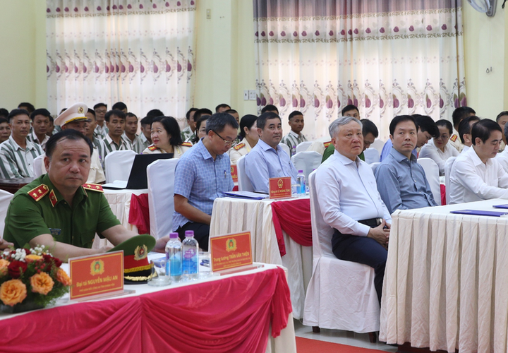 Phó Thủ tướng khẳng định, chủ trương đặc xá của Đảng và Nhà nước là công bằng, bình đẳng, dành cho tất cả các phạm nhân đều có cơ hội như nhau, không phân biệt giới tính, tôn giáo, quốc tịch, lứa tuổi, nghề nghiệp…(Ảnh: VGP/Nguyễn Hoàng)