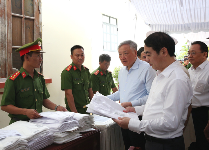 Phó Thủ tướng kiểm tra công tác trả hồ sơ, cấp phát quần áo cho người được đặc xá. (Ảnh: VGP/Nguyễn Hoàng)