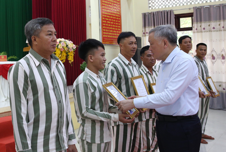 Phó Thủ tướng trao giấy chứng nhận đặc xá cho các phạm nhận được đặc xá. (Ảnh: VGP/Nguyễn Hoàng)