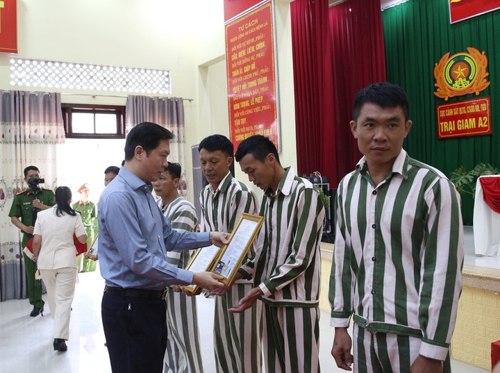 Phó Chủ nhiệm Văn phòng Chính phủ Trịnh Mạnh Linh, Ủy viên Hội đồng Tư vấn đặc xá trao giấy chứng nhận đặc xá cho các phạm nhân được đặc xá. (Ảnh: VGP/Nguyễn Hoàng)