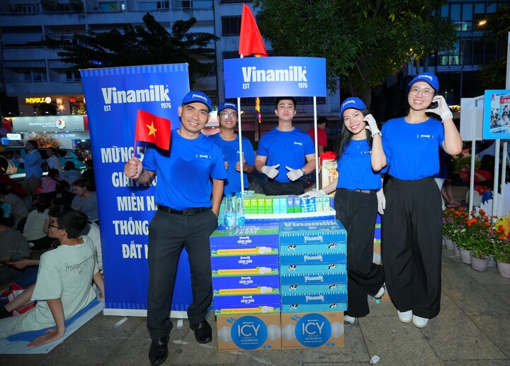 Từ sáng sớm 30/4, đội ngũ Vinamilk sẵn sàng tiếp ứng các sản phẩm sữa và nước đóng chai cho lực lượng trước giờ diễu hành.