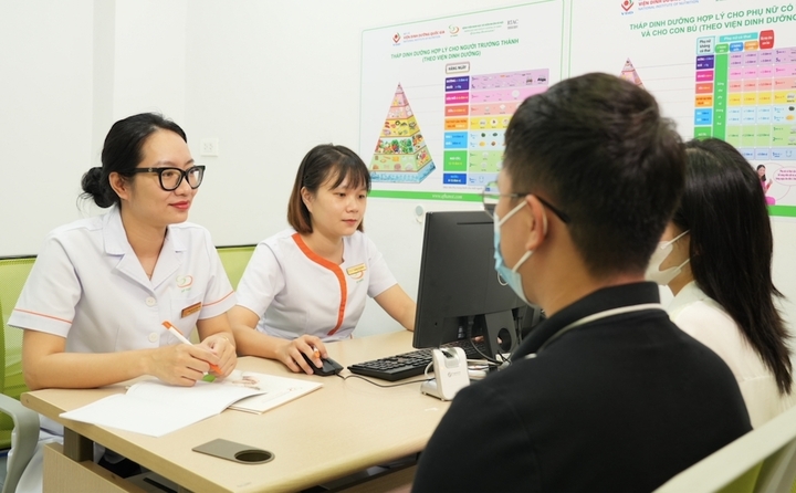 TS.BS Bùi Thị Phương Hoa, Trưởng phòng Nghiên cứu Khoa học và Đào tạo - Bác sĩ Di truyền tư vấn cho bệnh nhân.