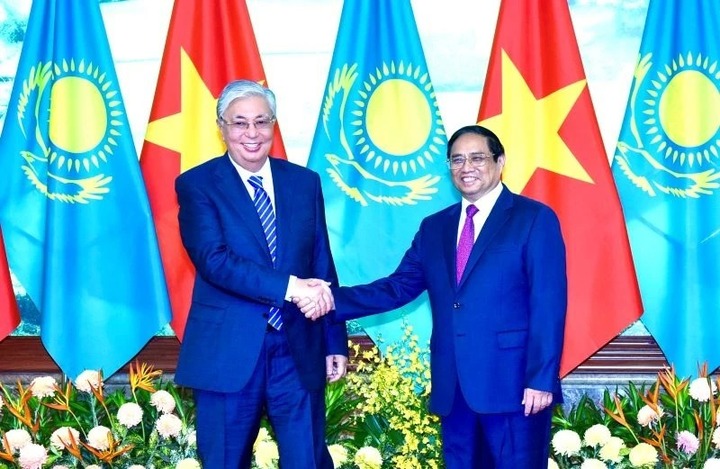 Thủ tướng Phạm Minh Chính tiếp Tổng thống Cộng hòa Kazakhstan Kassym-Jomart Tokayev. (Ảnh: Trần Hải/ Báo Nhân dân)