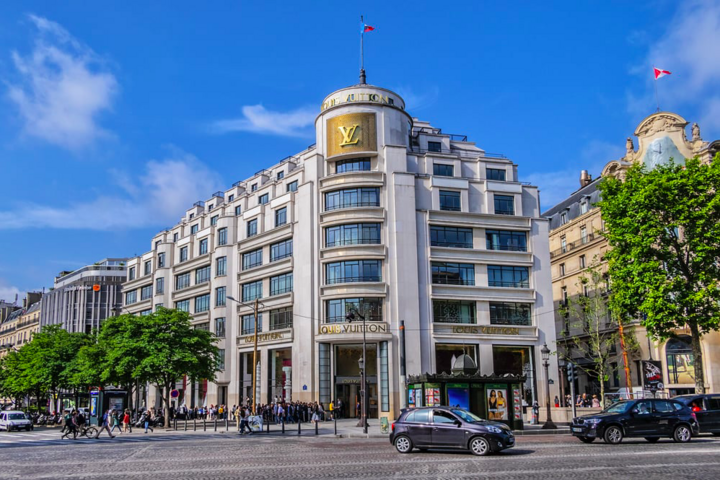 “Gã khổng lồ” LVMH mua lại tòa nhà 101 Champs Elysées với giá lên tới 900 triệu Euro.
