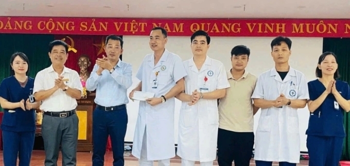 Lãnh đạo trung tâm tuyên dương kíp bác sĩ cứu sống bé trai sốc phản vệ.