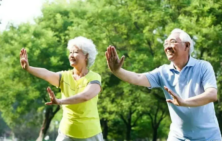 Bước vào độ tuổi 60, cơ thể con người sẽ có nhiều thay đổi về cả thể chất và tinh thần (Ảnh: Aboluowang)