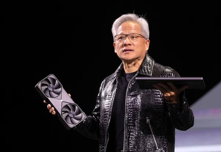 Tổng thu nhập của Jensen Huang tại Nvidia năm 2025 lên đến hơn 50 triệu USD. (Ảnh: Reuters).