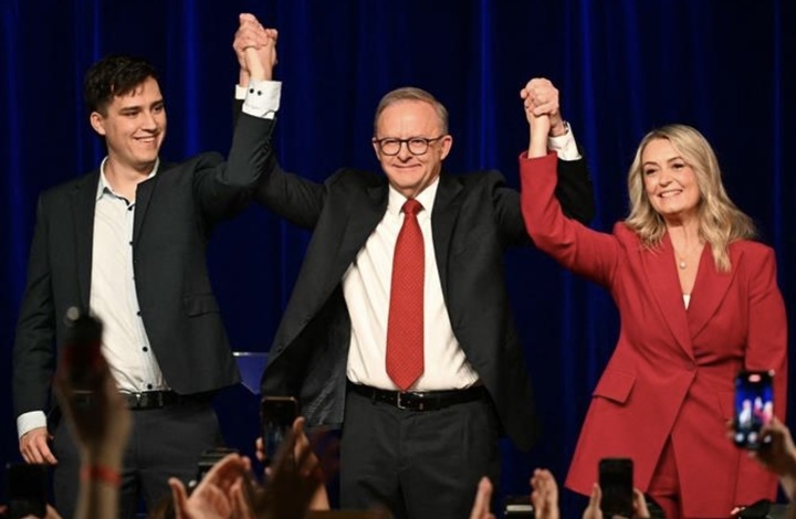 Đương kim Thủ tướng Australia Anthony Albanese (giữa) mừng chiến thắng của Công đảng trong cuộc bầu cử liên bang, tại Sydney, ngày 3/5/2025. (Ảnh: news24.com)