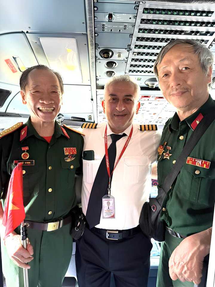 Chuyến bay Vietjet bất ngờ được chào đón các cựu chiến binh từng tham gia đánh chiếm Dinh Độc Lập ngày 30/4/1975.