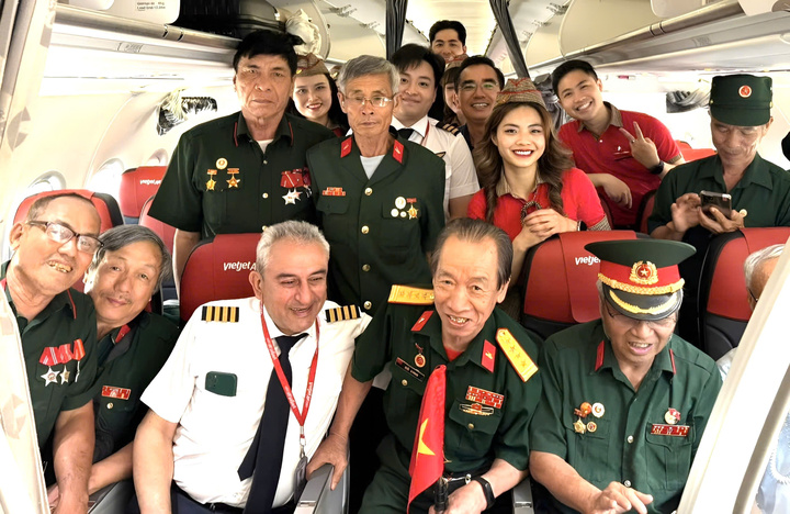 Các cựu chiến binh chụp ảnh lưu niệm cùng phi hành đoàn chuyến bay.