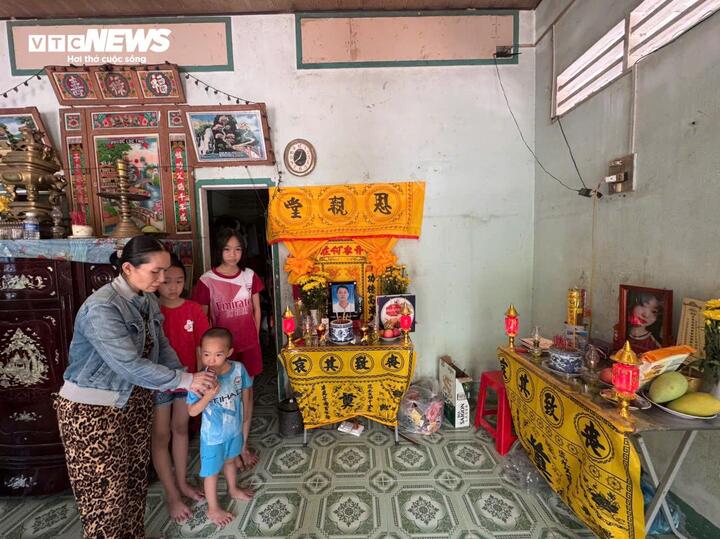 Chị Hiền cùng 3 người con bên bàn thờ chồng và con gái mình.