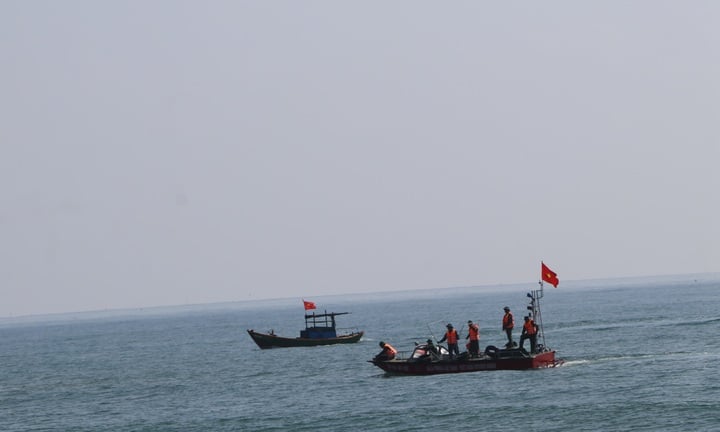 Lực lượng cứu hộ vẫn đang nỗ lực tìm kiếm 3 nạn nhân mất tích khi tắm biển ở Mộ Đức. (Ảnh: Đ.N)
