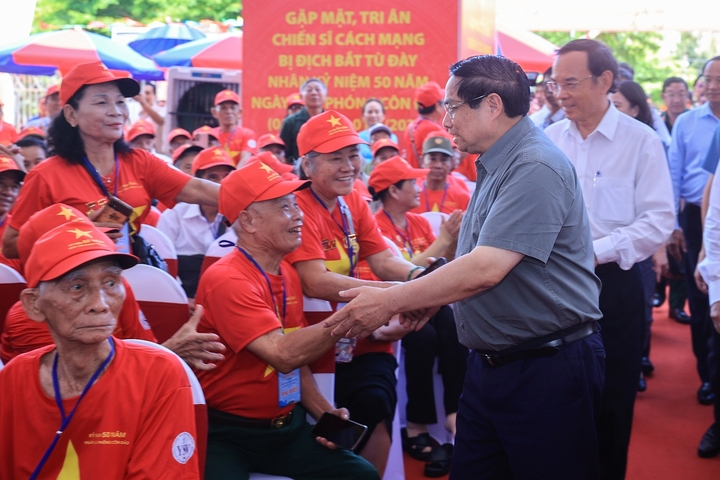 Thủ tướng Phạm Minh Chính và các chiến sĩ cách mạng, cựu tù chính trị bị địch bắt tù đày tham dự buổi gặp mặt, tri ân. (Ảnh: VGP/Nhật Bắc)