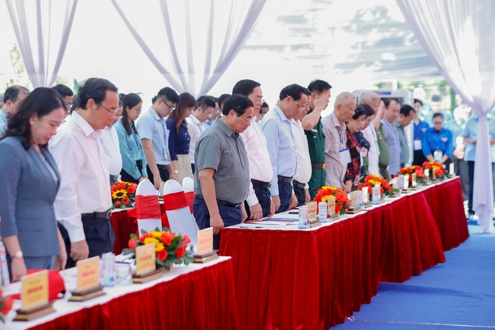 Thủ tướng Phạm Minh Chính và các đại biểu mặc niệm các chiến sĩ cách mạng đã hy sinh. (Ảnh: VGP/Nhật Bắc)