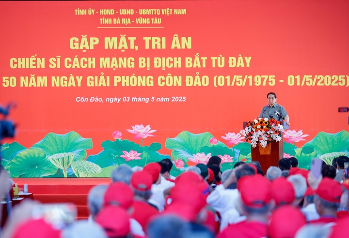 Thủ tướng: Tấm gương sống và chiến đấu của các chiến sĩ cách mạng sắt son một lòng vì nước mãi mãi lưu danh trong sử sách dân tộc. (Ảnh: VGP/Nhật Bắc)