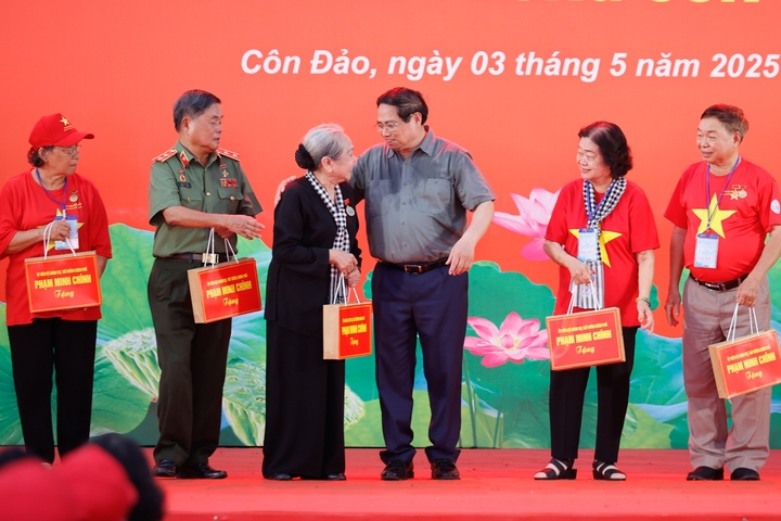 Thủ tướng tặng quà cho các đại biểu. (Ảnh: VGP/Nhật Bắc)