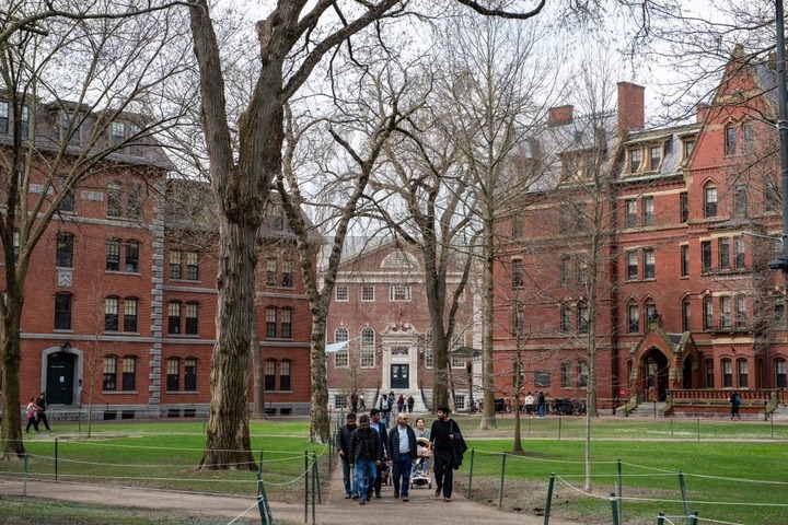 Đại học Harvard chỉ trích lời đe dọa tước quy chế miễn thuế của ông Trump.