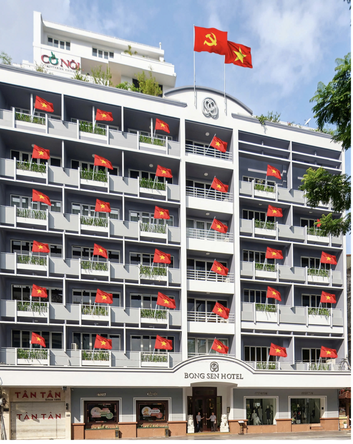 Các khách sạn, khu mua sắm, nhà dân ở TP.HCM đều trang hoàng rực rỡ, treo cờ đỏ sao vàng chào mừng kỷ niệm 50 năm ngày Giải phóng miền Nam, thống nhất đất nước. (Ảnh: Sở Du lịch TP.HCM)
