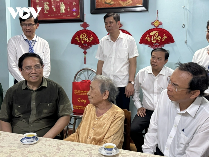 Thủ tướng Chính phủ Phạm Minh Chính thăm, tặng quà gia đình bà Võ Thị Thanh là thân nhân liệt sĩ Lê Nhiên, ở khu dân cư số 7, huyện Côn Đảo.