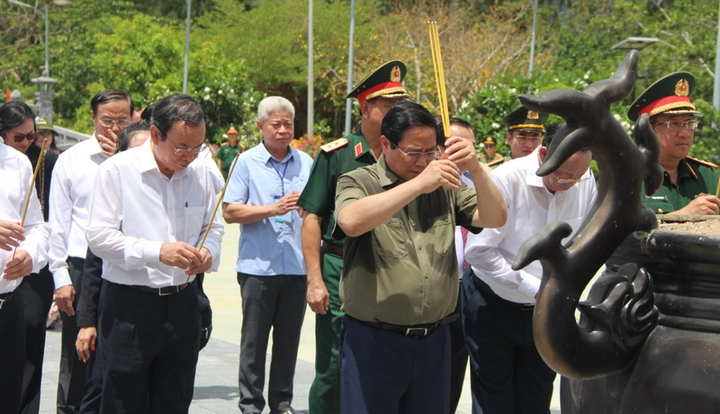Thủ tướng Phạm Minh Chính dự Lễ viếng, tri ân liệt sĩ tại Côn Đảo.