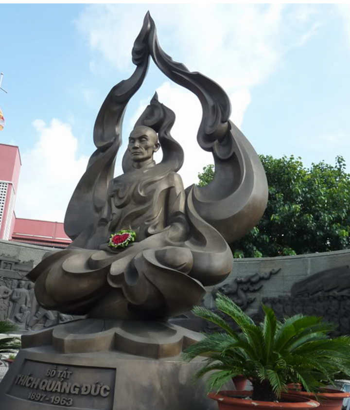 Tượng đài Bồ Tát Thích Quảng Đức được xây dựng tại ngã tư Nguyễn Đình Chiểu - Cách Mạng Tháng Tám, nơi Ngài đã vị pháp thiêu thân năm 1963. (Ảnh: H. Nhân)