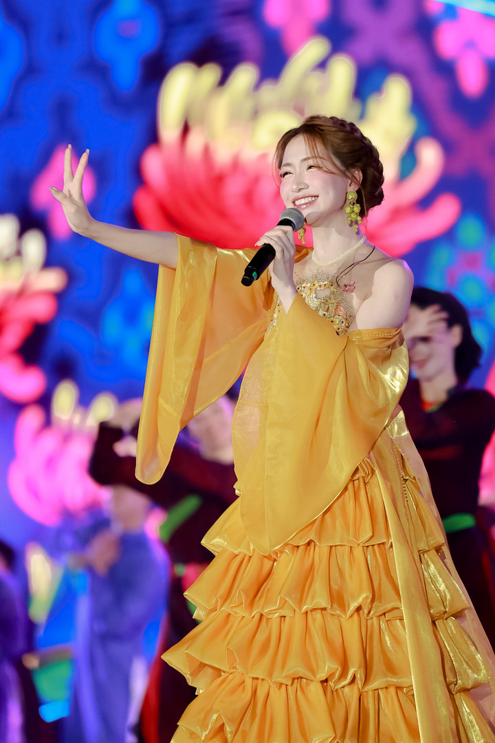 Ca sĩ Hoà Minzy.