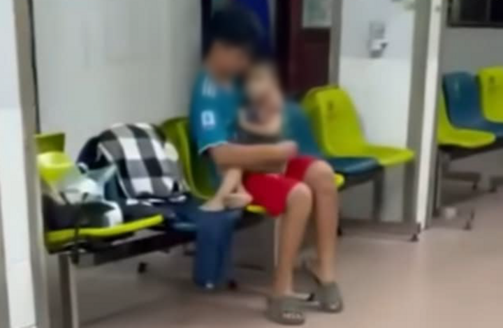 Hình ảnh bé trai được đưa tới Bệnh viện Đa khoa tỉnh Nam Định cấp cứu.