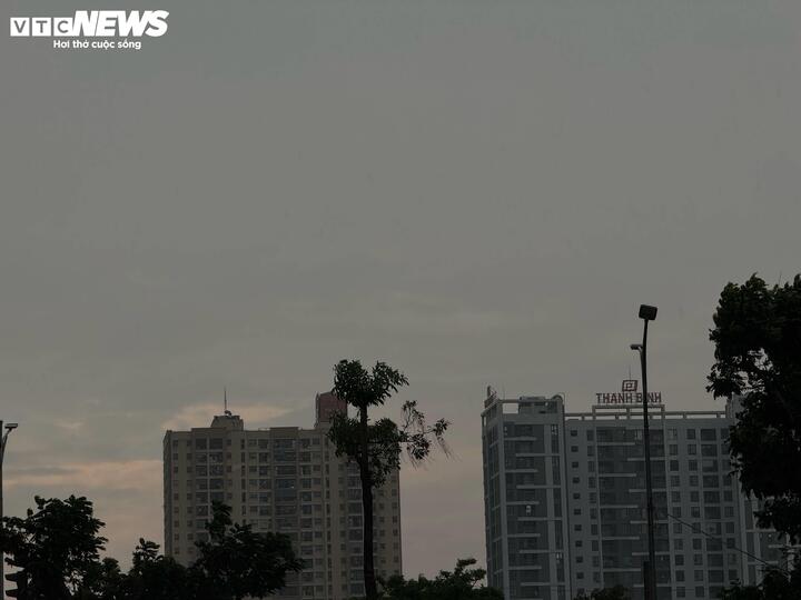 Trời Hà Nội tối đen ngày cuối kỳ nghỉ lễ, cảnh báo dông tố và mưa đá - 1
