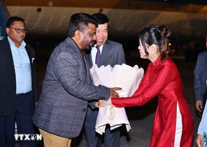 Lễ đón Tổng thống nước Cộng hòa Xã hội Chủ nghĩa Dân chủ Sri Lanka Anura Kumara Dissanayaka tại sân bay Quốc tế Nội Bài. (Ảnh: Minh Đức/TTXVN)