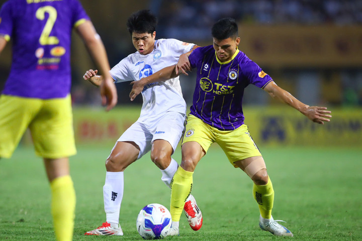 Hà Nội FC đối đầu Nam Định.