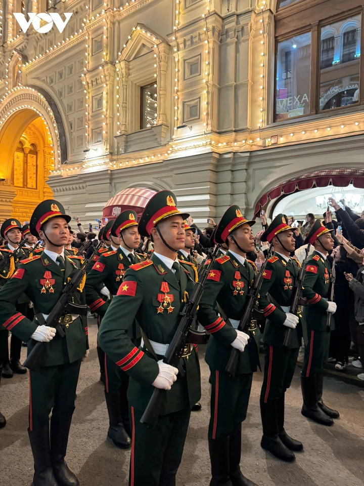 Đoàn Việt Nam diễu hành ở vị trí thứ 8 trong khối lực lượng quốc tế. Đi sau là các đoàn Trung Quốc, Lào và Myanmar.