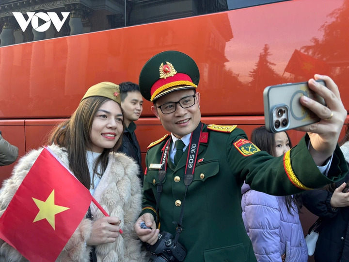 Các bạn trẻ thích thú được chụp ảnh với các cán bộ, chiến sĩ trong đoàn.