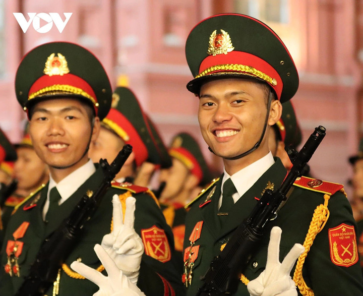 Các chiến sĩ tươi cười trước ống kính.