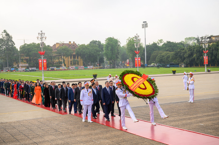 Tham dự lễ viếng có Tổng Bí thư Tô Lâm, Chủ tịch nước Lương Cường, Thủ tướng Phạm Minh Chính, Chủ tịch Quốc hội Trần Thanh Mẫn.