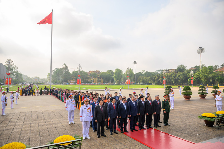 Tổng Bí thư Tô Lâm, lãnh đạo Đảng, Nhà nước và các đại biểu Quốc hội tưởng niệm Chủ tịch Hồ Chí Minh.