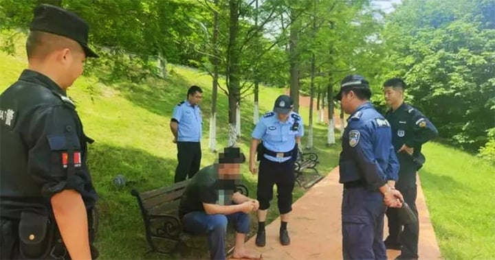 Thanh niên nhảy sông tự tử được giải cứu.