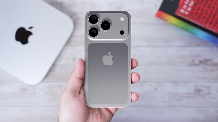 Mô hình iPhone 17 xuất hiện, được cho sẽ chỉ có những thay đổi ở phía mặt sau, nhưng iPhone 18 lại mang đến sự thay đổi hoàn toàn ở mặt trước. (Ảnh: Macrumors)