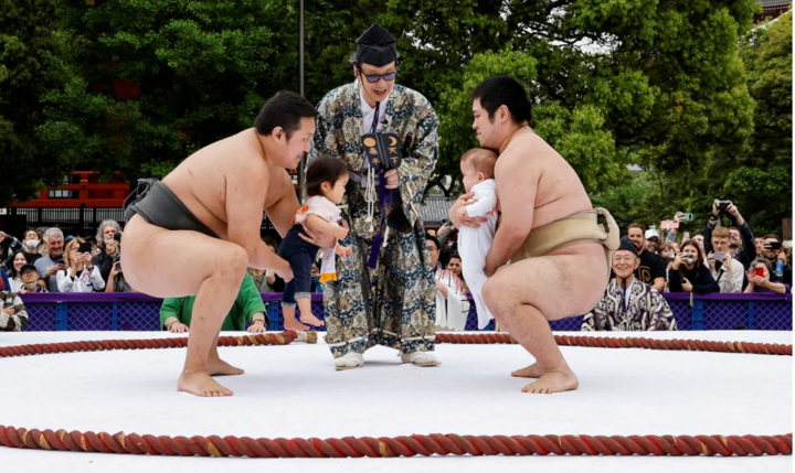 Các đô vật sumo nghiệp dư bế trẻ sơ sinh trong cuộc thi 