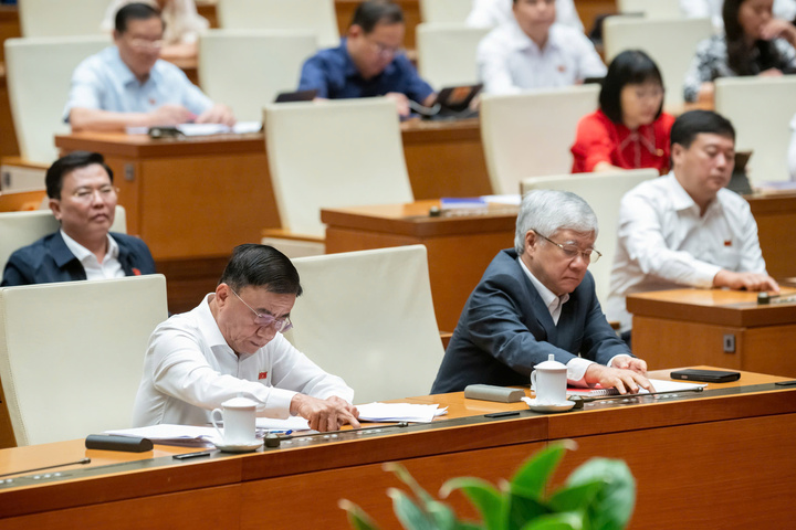 Đại biểu Quốc hội biểu quyết thông qua nghị quyết đề nghị sửa đổi, bổ sung một số điều của Hiến pháp năm 2013. (Ảnh: quochoi.vn)
