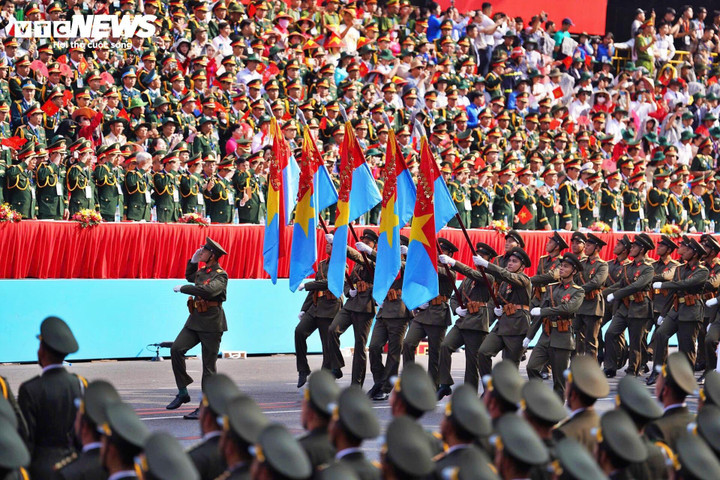 Lễ diễu binh diễu hành kỷ niệm 50 năm Giải phóng miền Nam, thống nhất đất nước. (Ảnh: Lương Ý)