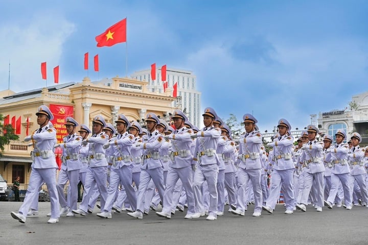 Hải Phòng hợp luyện diễu hành kỷ niệm 70 năm ngày giải phóng - 1