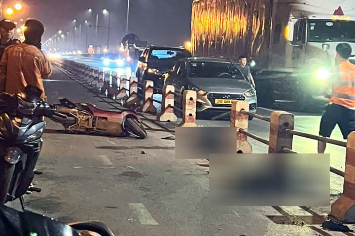 Hiện trường vụ tai nạn giao thông trên cầu Thanh Trì. (Ảnh: Trần T.)