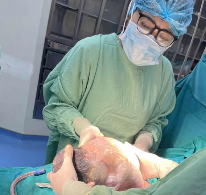 Em bé vẫn nằm nguyên vẹn trong túi ối, hiện tượng dân gian gọi là "đẻ bọc điều".