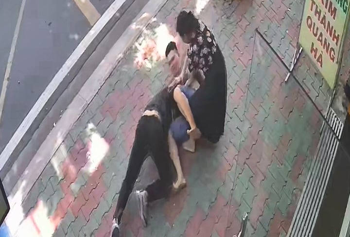 Chủ tiệm vàng lao ra khống chế khiến Lê Duy Đông vứt lại tang vật. (Ảnh cắt từ clip)