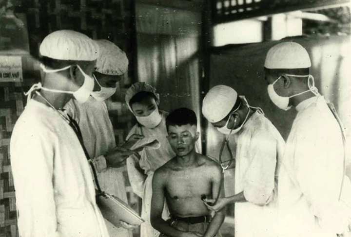 Các chiến sĩ quân y khám bệnh và trao đổi kinh nghiệm tại Chiến trường Điện Biên Phủ. (Ảnh tư liệu)