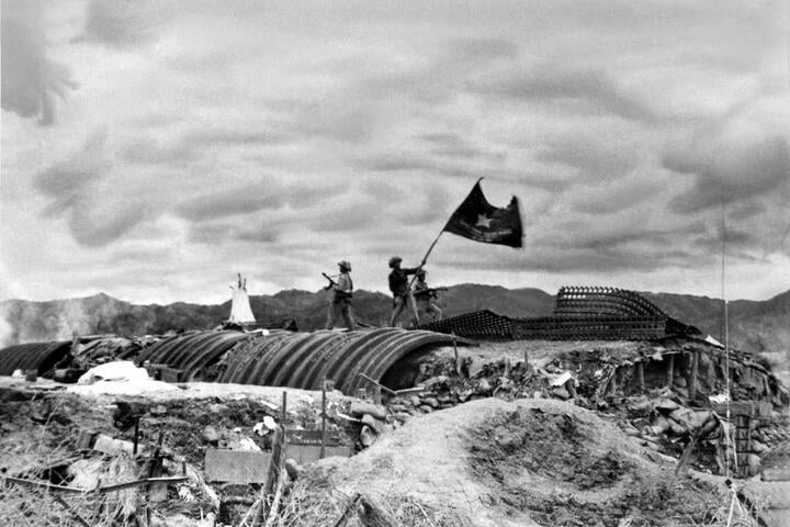 Chiều 7/5/1954, lá cờ Quyết chiến - Quyết thắng của quân đội ta tung bay trên nóc hầm tướng De Castries, Chiến dịch Điện Biên Phủ hoàn toàn thắng lợi. (Ảnh: TTXVN)