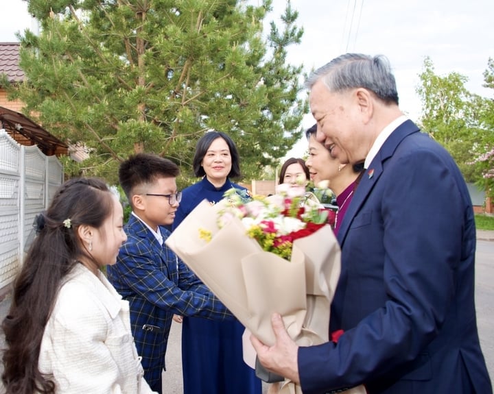 Tổng Bí thư Tô Lâm và Phu nhân đã có cuộc gặp mặt thân mật với cán bộ, nhân viên Đại sứ quán Việt Nam và đại diện cộng đồng người Việt Nam đang sinh sống, học tập và làm việc tại Kazakhstan.