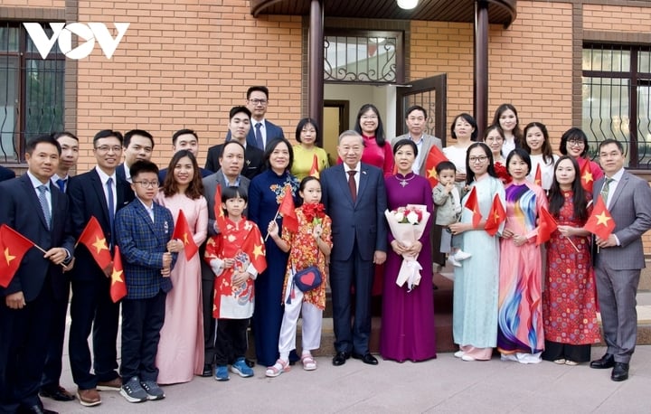 Tổng Bí thư Tô Lâm gặp gỡ cán bộ Đại sứ quán Việt Nam tại Kazakhstan - 4